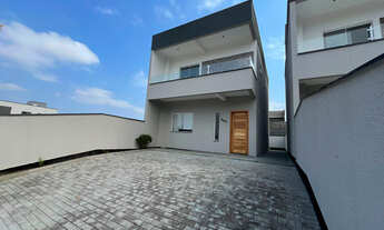 Imagem: Sobrado com suíte, sacada e quintal em