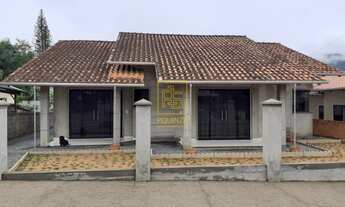 Imagem: Casa com garagem coberta e quintal espaçoso