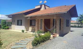 Imagem: Casa com piscina e área de festas em Rio