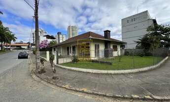 Imagem: Casa de Esquina com Quintal Amplo no Bairro