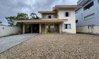 Imagem: Casa com suíte master e amplo espaço em