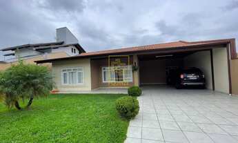 Imagem: Ampla casa com área de festa em região