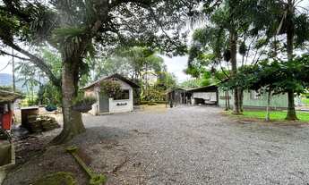 Imagem: Sítio com quintal, área de cultivo e casa