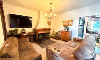 Imagem 2: Charmosa Residência Vintage com Piscina: Um Refúgio Elegante