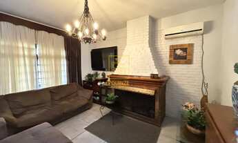 Imagem 3: Charmosa Residência Vintage com Piscina: Um Refúgio Elegante