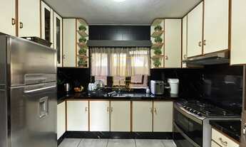 Imagem 5: Charmosa Residência Vintage com Piscina: Um Refúgio Elegante