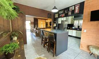 Imagem 6: Charmosa Residência Vintage com Piscina: Um Refúgio Elegante