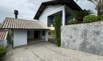 Imagem: Casa de dois pavimentos e com amplo terreno