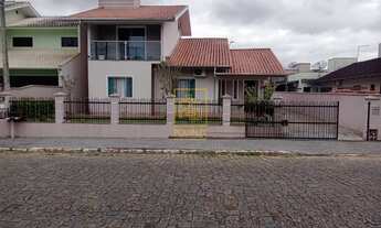 Imagem: Casa semi mobiliada com piscina no bairro
