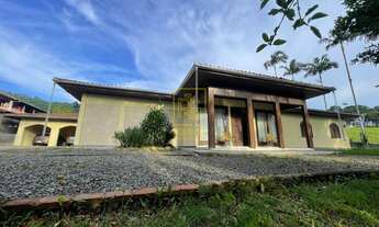 Imagem 2: Casa no centro de Rodeio com amplo espaço. Além do uso residencial, o espaço também poderá