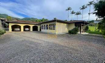 Imagem 1: Casa no centro de Rodeio com amplo espaço. Além do uso residencial, o espaço também poderá