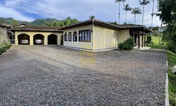 Imagem 4: Casa no centro de Rodeio com amplo espaço. Além do uso residencial, o espaço também poderá