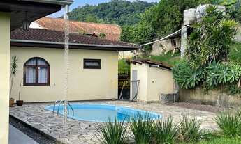 Imagem 3: Casa no centro de Rodeio com amplo espaço. Além do uso residencial, o espaço também poderá