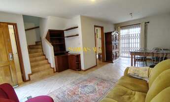 Imagem 2: Sobrado com 3 quartos e espaço nos fundos com churrasqueira no bairro Guabirotuba, em Curi