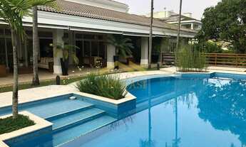 Imagem: Casa com 5 suítes, academia e garagem coberta