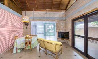 Imagem 3: Casa à Venda em Bombinhas com Amplo Terreno e área Verde