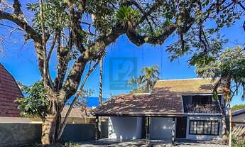 Imagem 1: Casa com 03 suítes Pertinho do Mar e com Amplo Terreno em Bombinhas