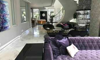 Imagem 2: Locação: Casa maravilhosa de esquina em Alphaville com 2 piscinas, uma delas coberta e int