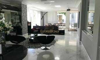 Imagem 3: Locação: Casa maravilhosa de esquina em Alphaville com 2 piscinas, uma delas coberta e int