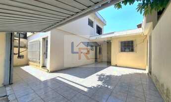 Imagem 2: Sobrado de 127m² ao lado do Mogi Plaza com terreno amplo de esquina ideal para desmembrar