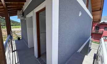 Imagem 5: Casa superior com acesso individual e garagem coberta