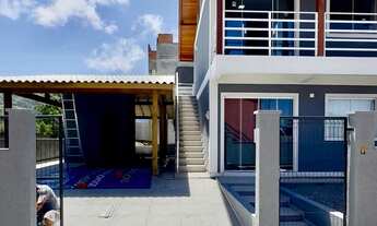 Imagem: Casa superior com acesso individual e garagem