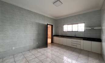 Imagem 6: Casa à Venda no Centro de Patos de Minas – 3 Quartos, Suíte e 330m² de Conforto