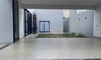 Imagem 6: Casa de Alto Padrão à Venda em Patos de Minas – 3 Quartos, 2 Suítes, Vista para Reserva e