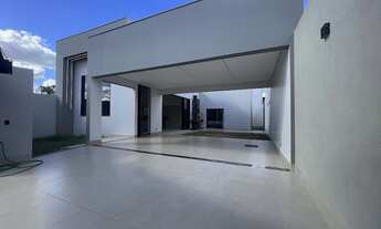 Imagem 2: Casa de Alto Padrão à Venda em Patos de Minas – 3 Quartos, 2 Suítes, Vista para Reserva e