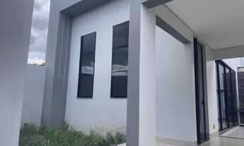 Imagem 3: Casa de Alto Padrão à Venda em Patos de Minas – 3 Quartos, 2 Suítes, Vista para Reserva e