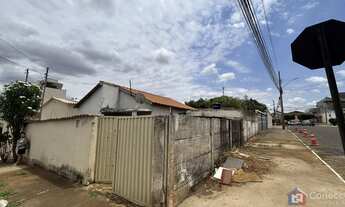 Imagem: Terreno de esquina com casa antiga à venda