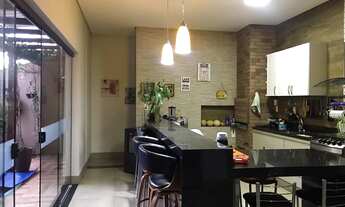 Imagem 6: Casa de Alto Padrão no Bairro Sobradinho em Patos de Minas – 4 Quartos, Suíte com Hidromas