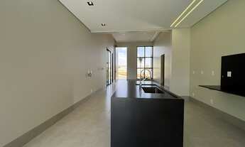 Imagem 5: Mansão de Alto Padrão à Venda no Estância das Águas em Patos de Minas – 3 Suítes, Piscina