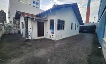 Imagem: Ampla casa, sozinha no terreno, bem arejada