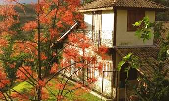 Imagem: Casa térrea com lago de carpas em terreno