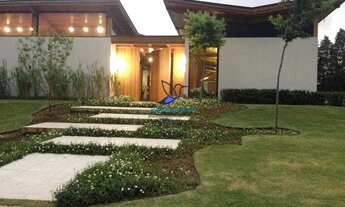 Imagem: Casa de Luxo com Arquitetura em U e Spa