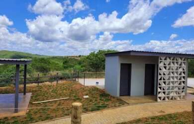 Imagem 6: Ágio de rancho semi-pronta no lago Corumbá - carro - troca