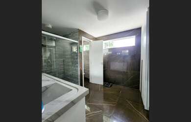 Imagem 4: Condomínio Fechado - 3 Suítes com Área Gourmet, Cinema e Energia Solar