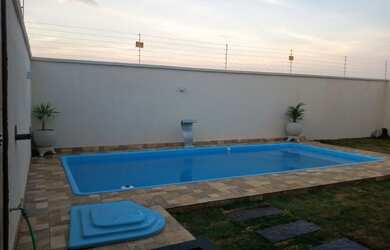 Imagem 4: Casa de 03 quartos sozinha em lote de 390m2,com linda piscina