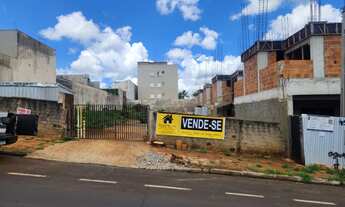 Imagem: VENDO TERRENO - ÁREA CENTRAL