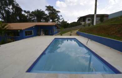 Imagem 2: Chácara à Venda em Juquitiba SP com 2.790m2, piscina, área de lazer e casa!