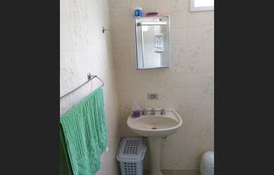 Imagem 4: Apartamento de 2 quartos com varanda no segundo andar com vista para o jardim principal