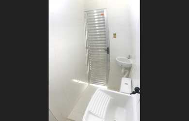 Imagem 2: Loft/ Studio Kitnet, pé direito alto, ampla janela, sem custo de condomínio