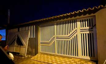 Imagem 2: Casa 02 Dormitorios Com Piscina, Lote Inteiro, 200 Metros Do Mar!