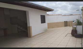 Imagem: Casa com espaço amplo para churrasco