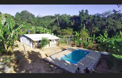 Imagem 2: Chácara à Venda em Juquitiba SP com 4.350 m2, 2 casas, piscina e belo rio!