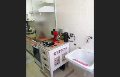 Imagem 2: Apartamento de 2 quartos com varanda no segundo andar com vista para o jardim principal