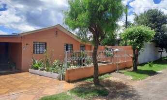 Imagem 7: Casa toda murada com asfalto em frente