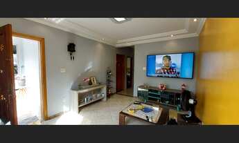 Imagem: Linda casa com piscina e painel solar