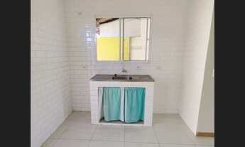 Imagem 2: Casa com 2 quartos e quintal em condomínio fechado